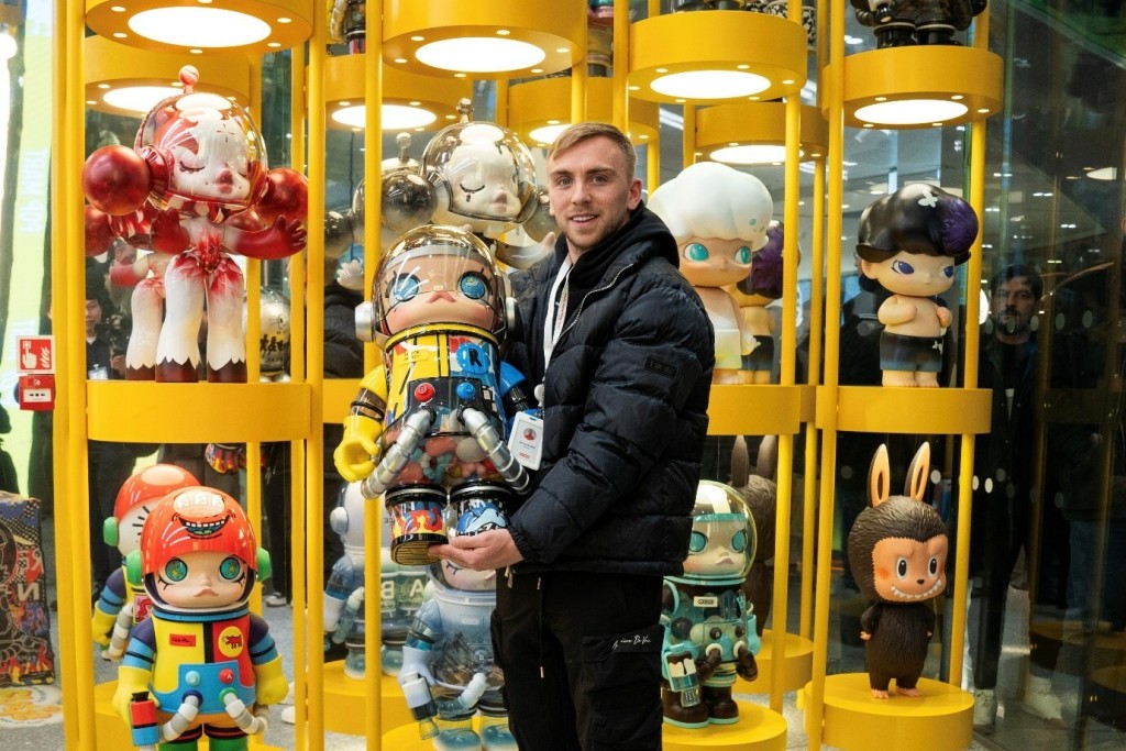 有粉絲搶得心頭好,喜形於色。Pop Mart 有粉絲搶得心頭好,喜形於色。Pop Mart