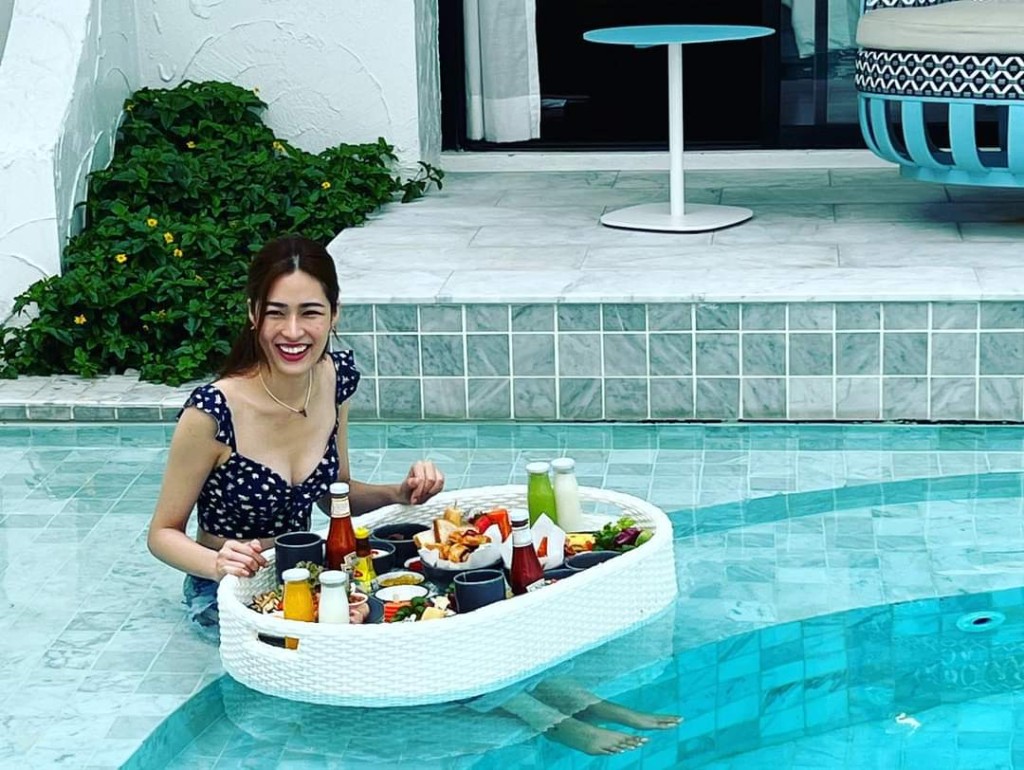 「叉烧姐」邝玲玲喺芭堤雅酒店享用浮水早餐。