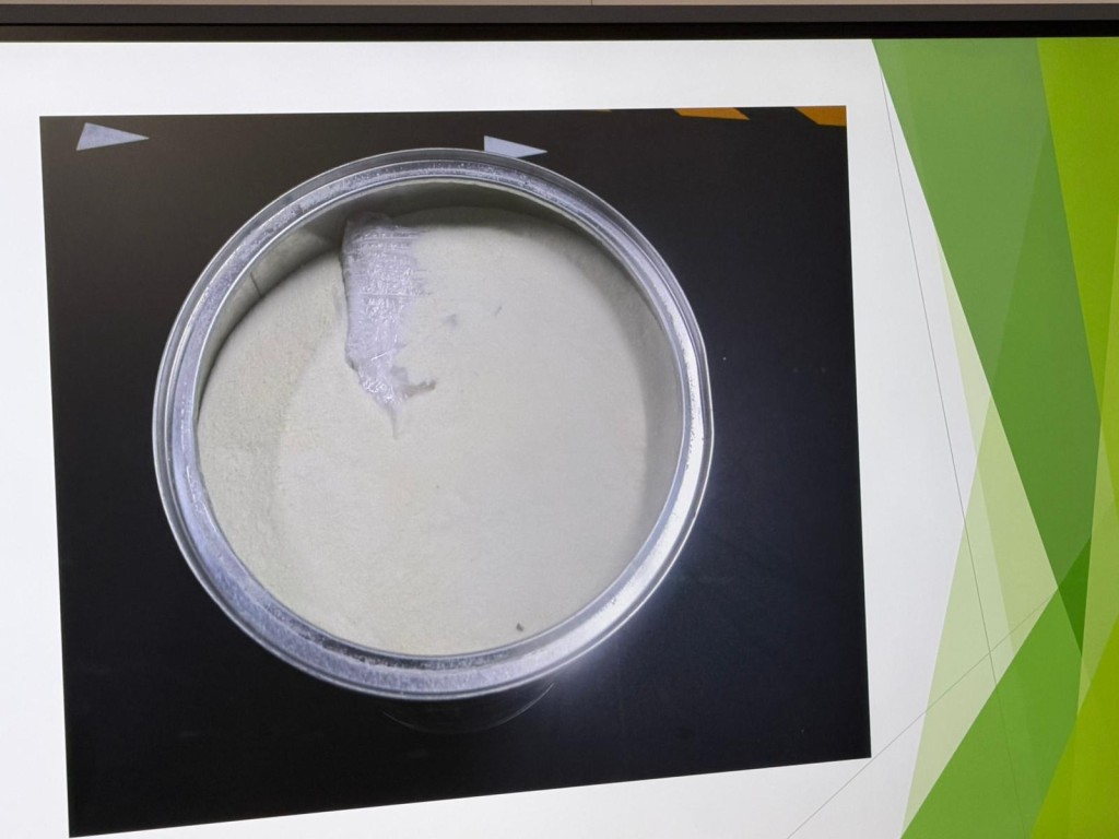 白銀被藏於食物罐內。 白銀被藏於食物罐內。