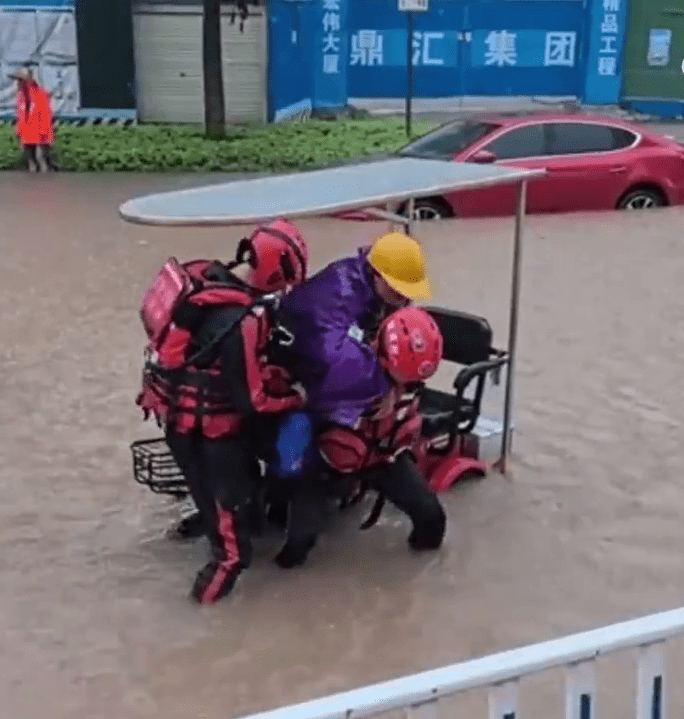 广西玉林暴雨，发生水浸，消防解救受困人士。 网片截图