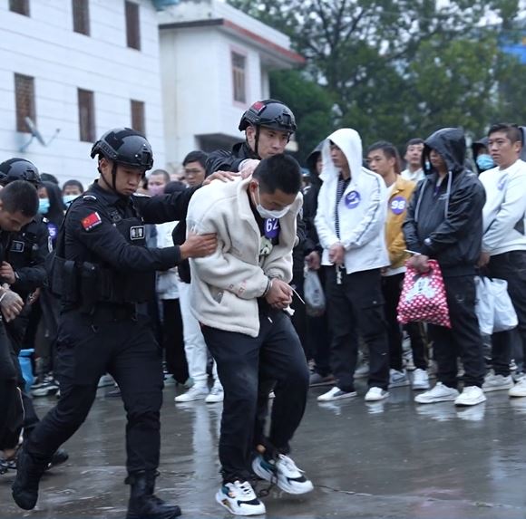 緬北木姐地區執法部門近日將571名電詐疑犯移交回中國。影片截圖