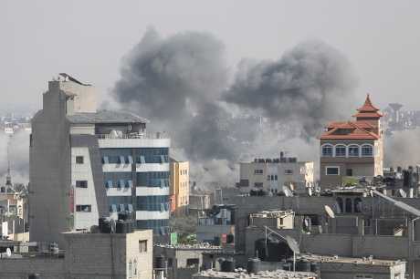 加沙地帶拉法市遭以軍空襲後升起濃煙。美聯社