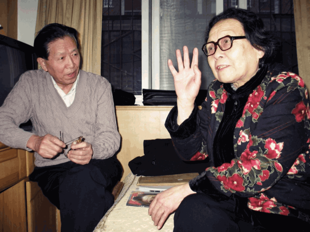 高耀潔（左）與2003年揭發京城沙士黑幕的著名軍醫蔣彥永當年接受媒體訪問。美聯社