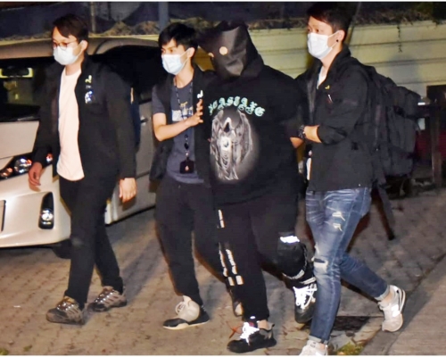 20歲姓嚴男子涉嫌販毒，被蒙頭帶走。