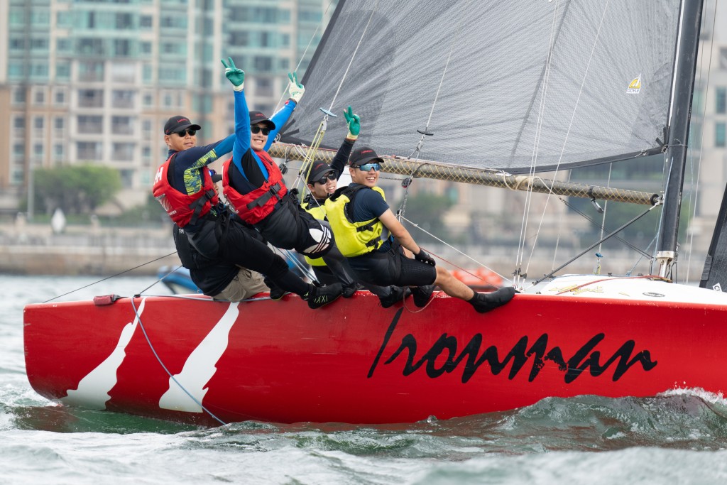 煞科赛同样吸引「帆船新鲜人」参赛，萧家浩(图10，左)及谢曙希(图10，右)指非常享受在维港出赛。二人于Sportsboat型帆船「Ironman号」出战赛事，在组别排名第4。