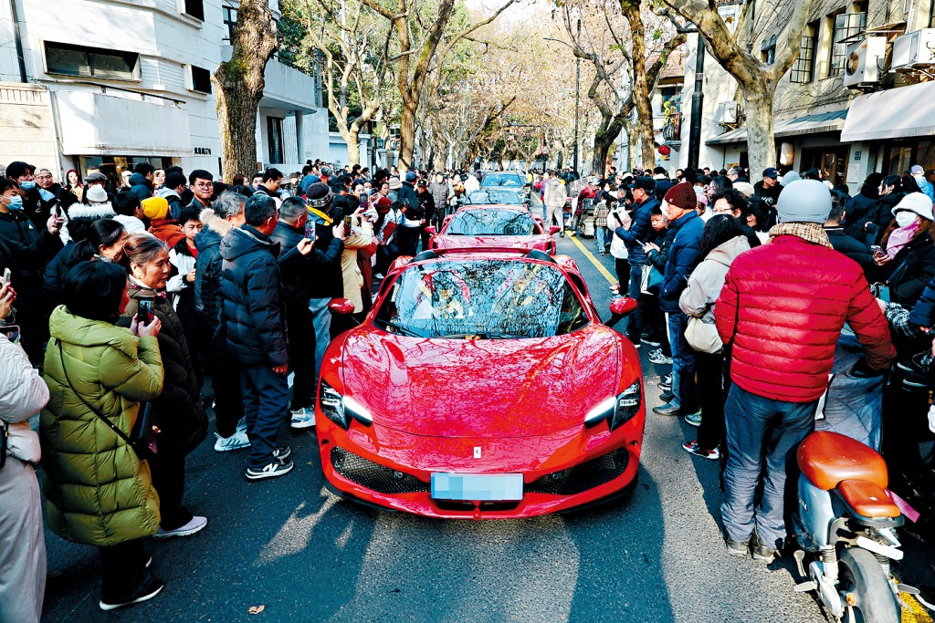上海武康路豪車雲集，引路人圍觀。
