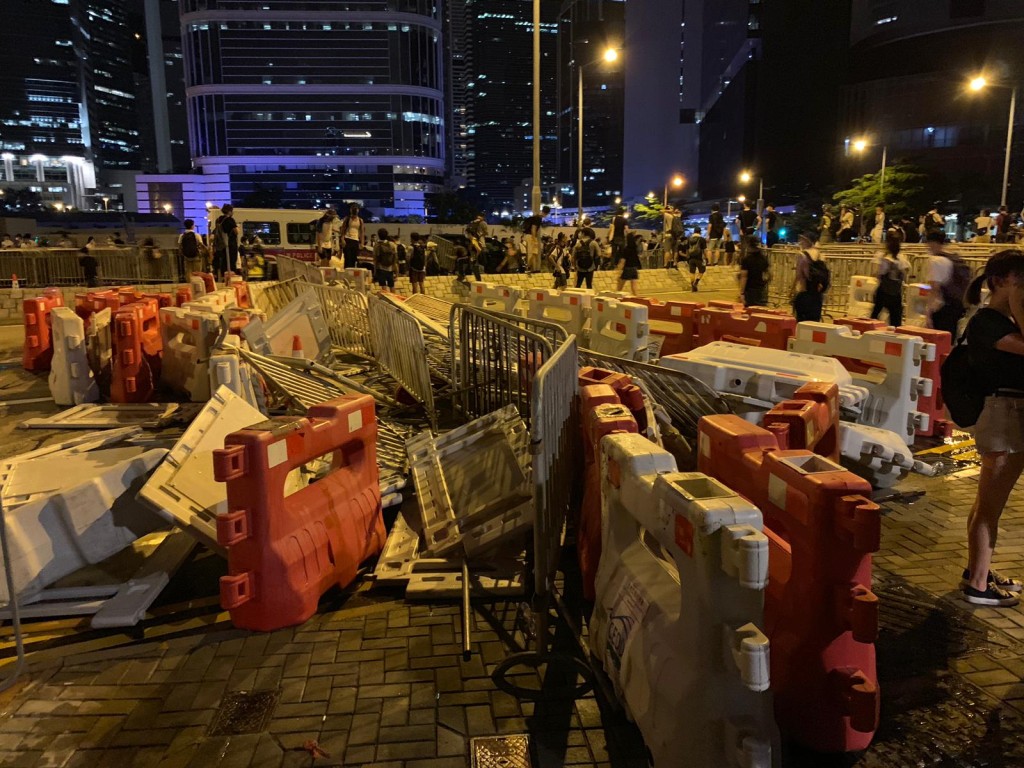 示威者架鐵馬水馬擋路。