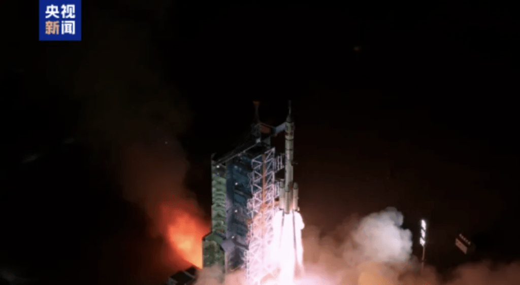 搭載神舟二十一號載人飛船的長征二號F遙二十一運載火箭,於香港時間晚上11時44分,在酒泉衛星發射中心點火發射。 搭載神舟二十一號載人飛船的長征二號F遙二十一運載火箭,於香港時間晚上11時44分,在酒泉衛星發射中心點火發射。