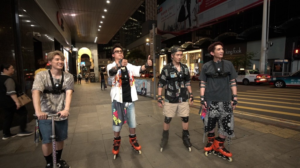 四子一起採Roller。