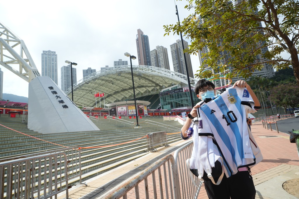 多名球迷一早穿上阿根廷或到国际迈亚密的球衣排队进场。刘骏轩摄