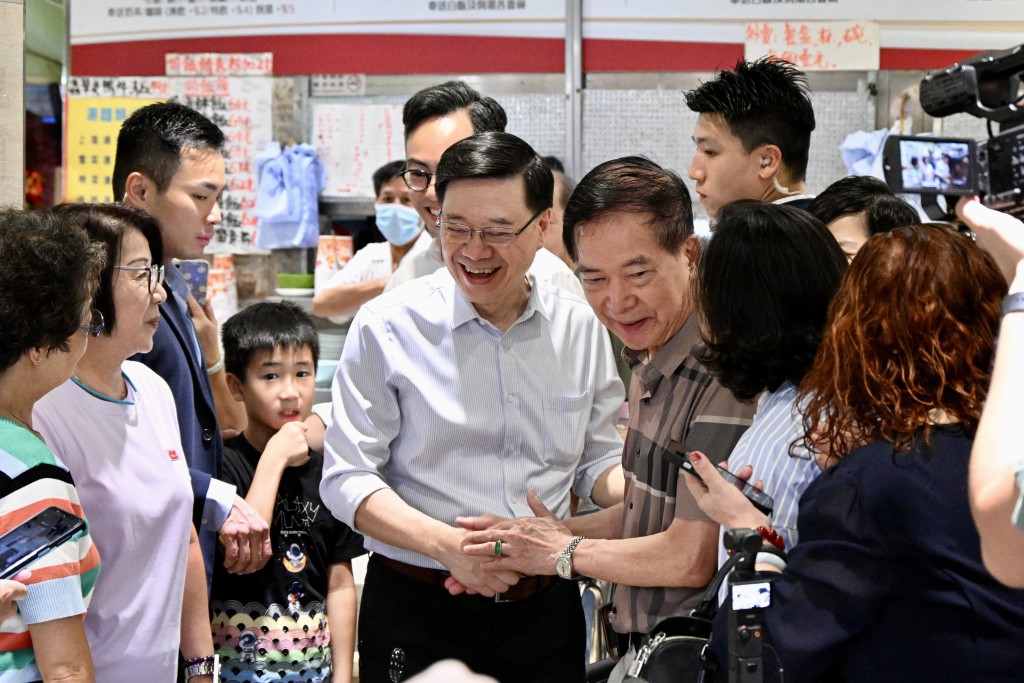 李家超到访沙角邨茶餐厅与市民交流。苏正谦摄