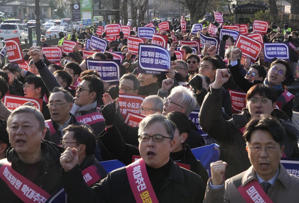 南韓醫生多次發起集會，抗議政府增加醫科生名額。美聯社