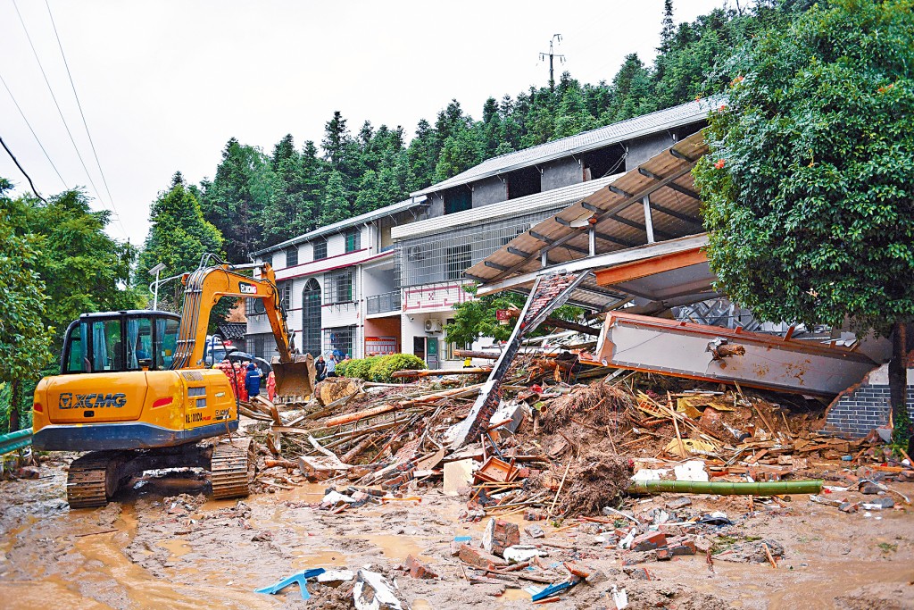 因山洪引發山體滑坡,湖南衡陽一民宿被沖毀。