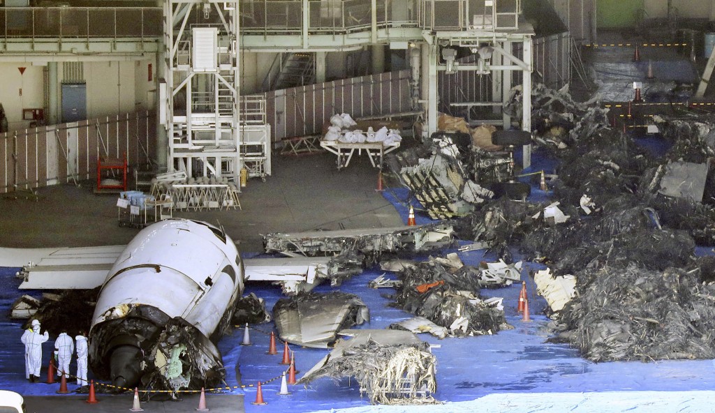 編號JAL516的日航客機與海保機衝撞後發生大火，嚴重焚毀，殘骸事後被移往日航機庫。美聯社