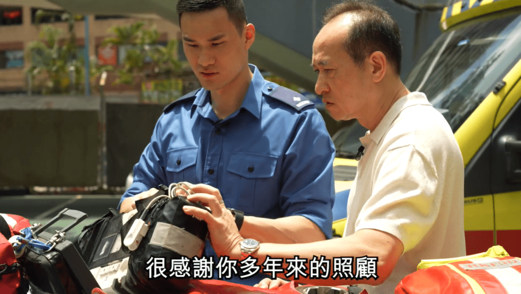 儿子李伟东传承爸爸使命，接棒任救护员。公务员事务局FB影片截图