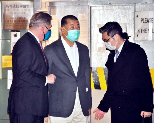 黎智英晚上離開法院上車離開。