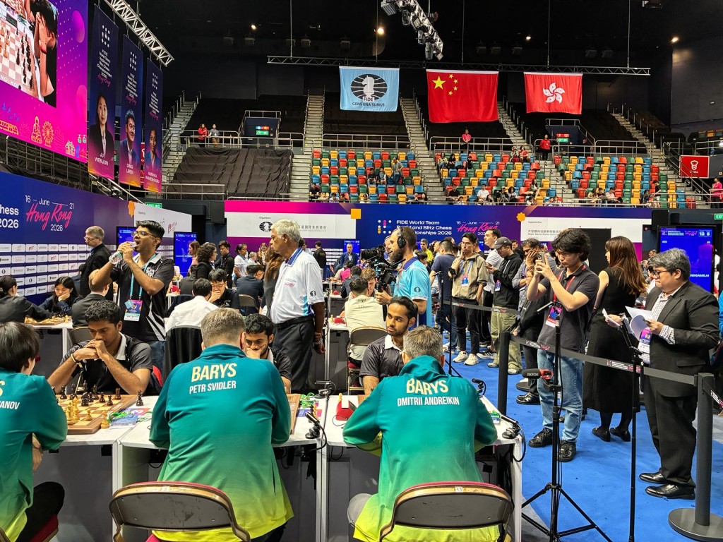 领先棋队安排的棋枱总吸引大批人集结观赛。徐嘉华摄
