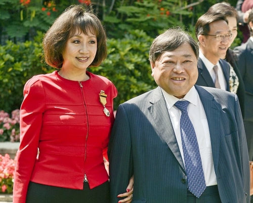 邱达昌(右)回复传媒时证实，其妻子吴惠平(左)染疫。资料图片