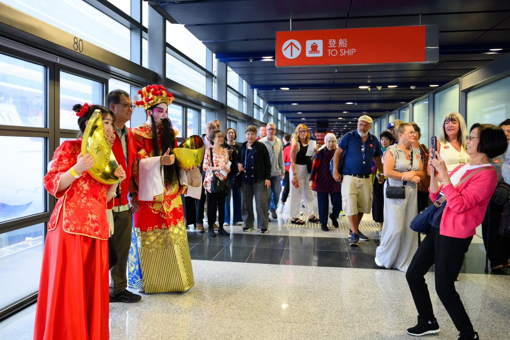 財神爺成功吸引旅客目光，有人上前合影。文體旅局fb
