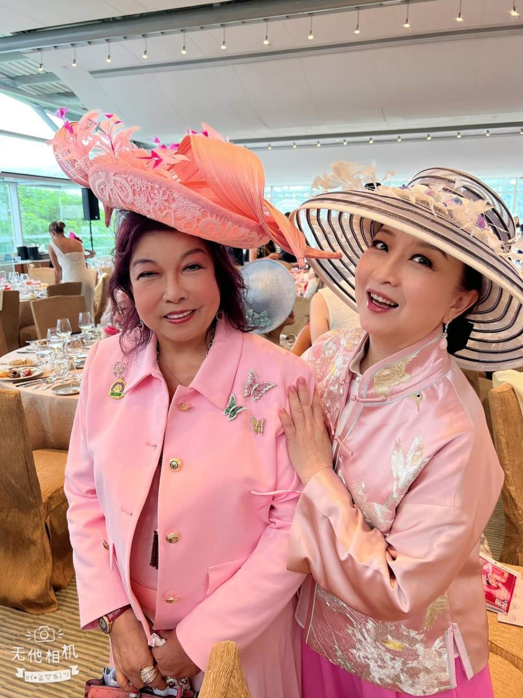  「萬事」系馬主伍燕梅 (左) 與秀姑黃杏秀 (右) 開心合照。