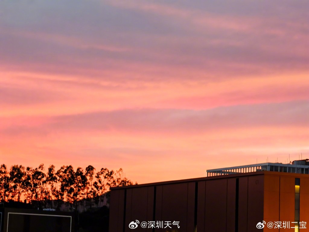 深圳晚上出現火燒雲現象,金紅雲彩彩漫天。深圳天氣 深圳晚上出現火燒雲現象,金紅雲彩彩漫天。深圳天氣