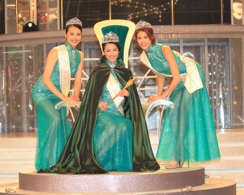 「2018國際中華小姐競選」結束，冠軍由10號李思佳(中)所奪得。