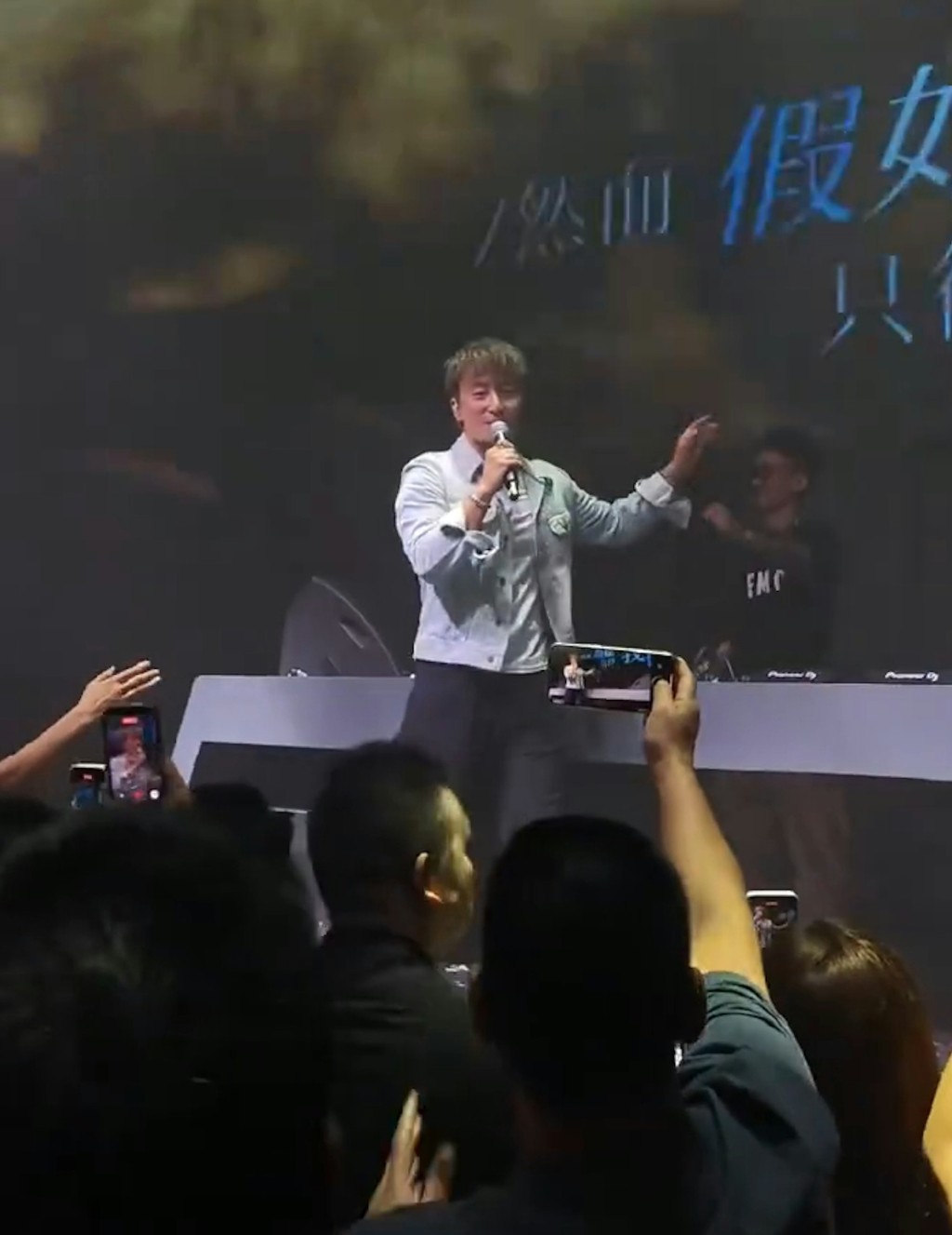 網上瘋傳一段小方在台上深情獻唱時，突然面色一變。