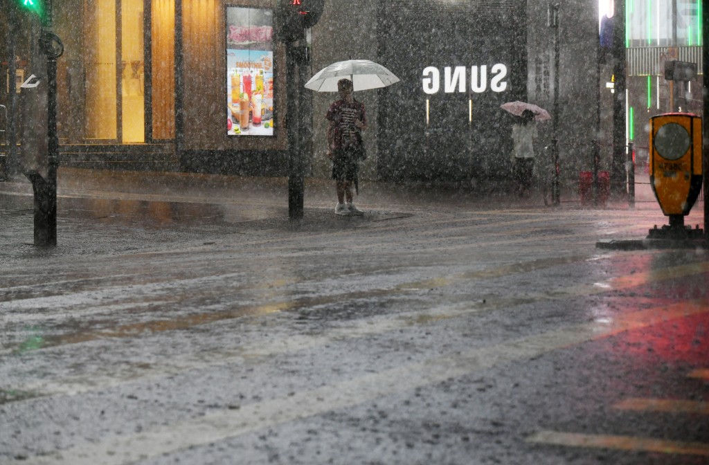 在2025年7月29日至8月14日間,天文台5次發出黑色暴雨警告信號。 在2025年7月29日至8月14日間,天文台5次發出黑色暴雨警告信號。