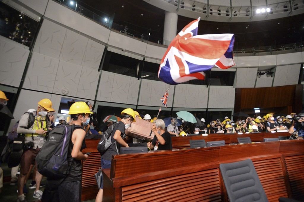 2019年7月1日示威者衝擊立法會大樓。資料圖片