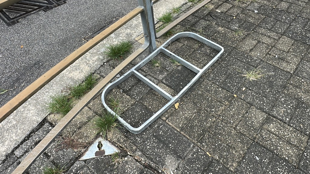 平治撞毀鐵欄。