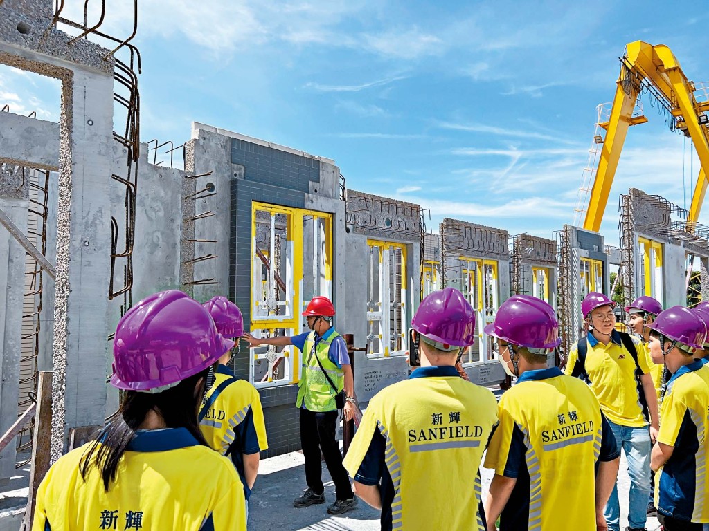 學員到東莞鴻輝預製件廠參觀。