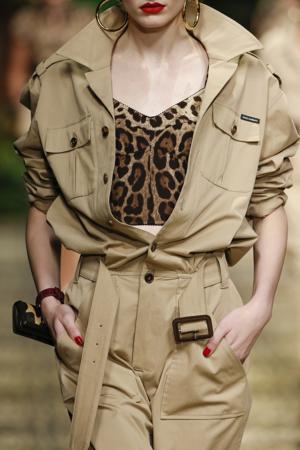卡其色Gabardine Jumpsuit/$15,900、豹紋圖案Bustier/$7,100、DG Hoop耳環/$6,300。(All From Dolce&Gabbana)