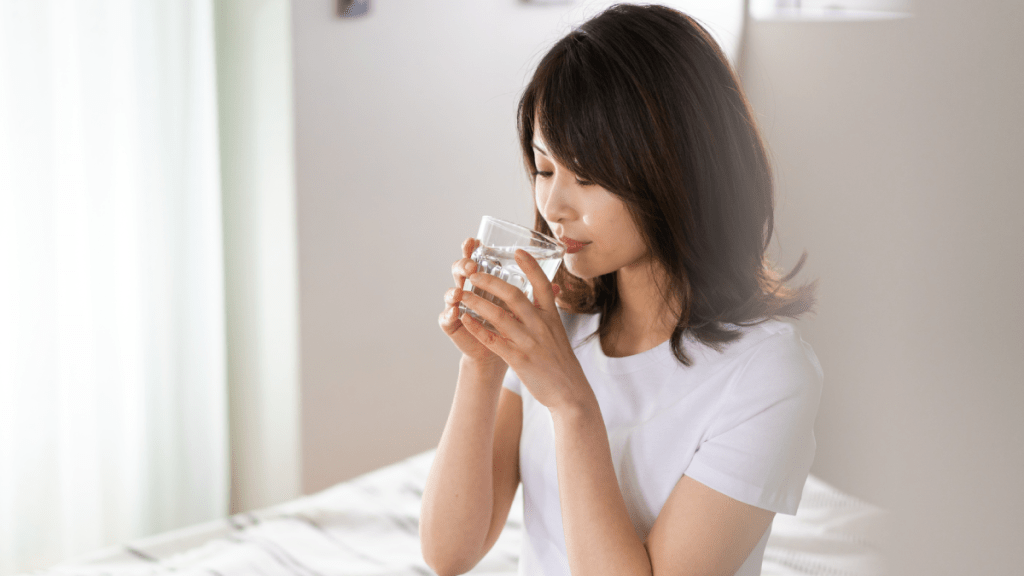 飲水不足可致中風，加速衰老，專家推介5款飲品補水。