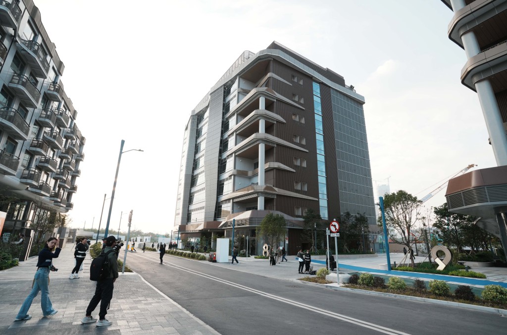 首階段由政府全資興建的8棟樓宇中，2幢濕實驗室大樓已全數租出並投入運作，配套的人才公寓亦已啟用。 汪旭峰攝  