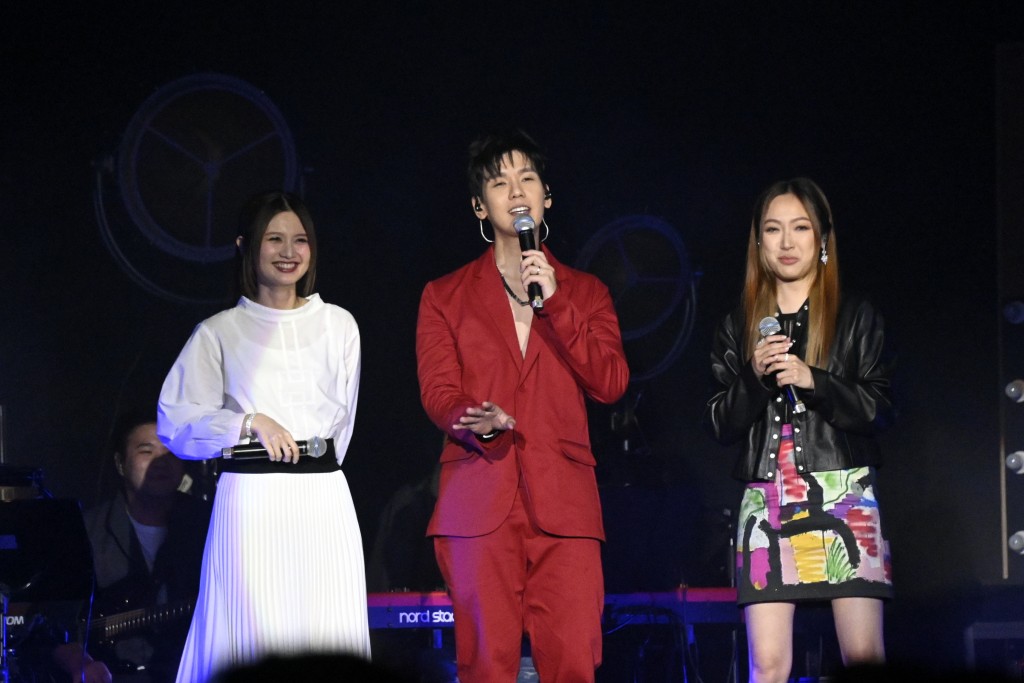 演唱會找來黃妍與葉巧琳擔任表演嘉賓。