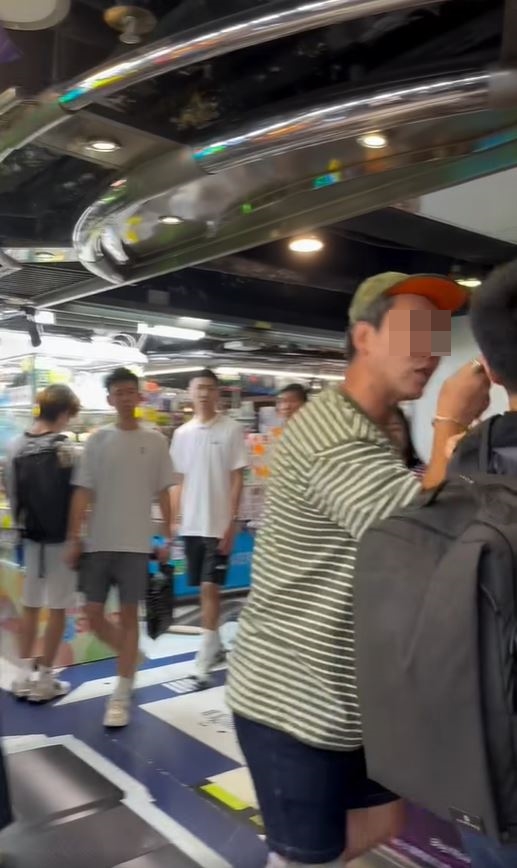 綠帽男咄咄逼人，向黑衫情侶手指指。fb「香港突發事故報料區及討論區」影片截圖
