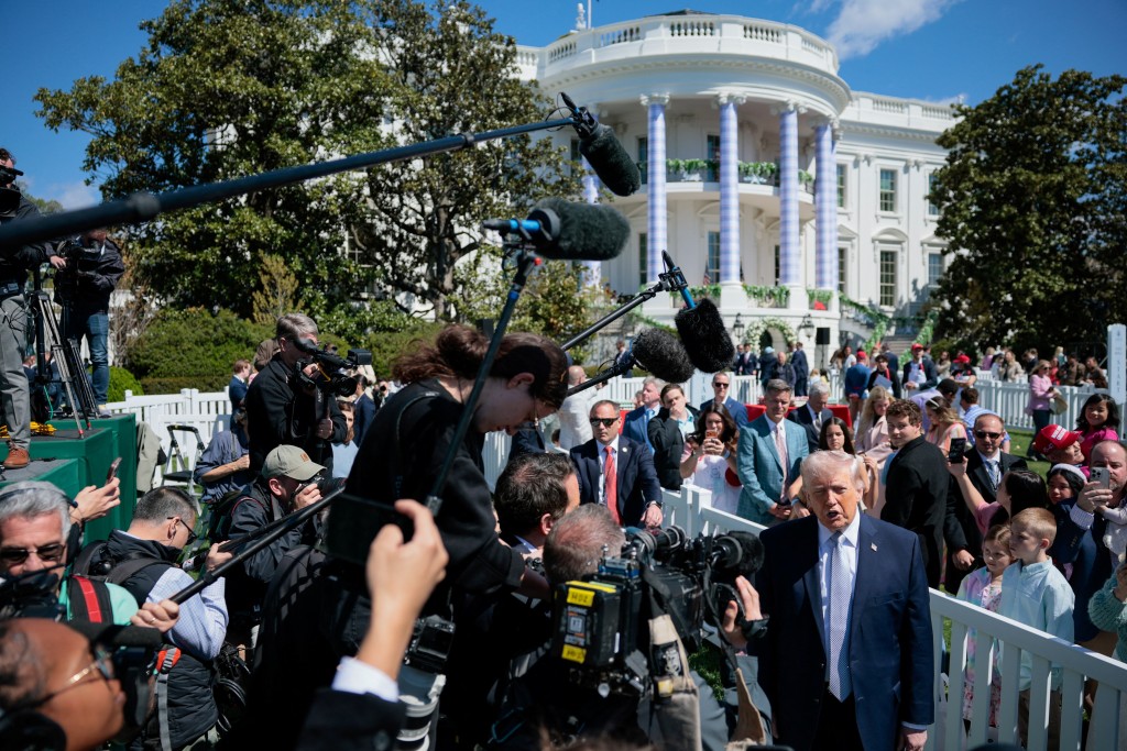 美国总统特朗普周一在白宫向记者表示，已为伊朗设定最后期限，要求对方在周二前重新开放霍尔木兹海峡。路透社