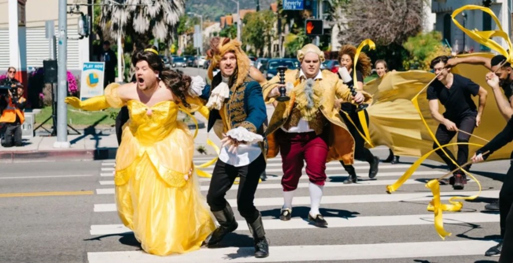 James反串與《美女與野獸》班底在街頭合演音樂劇。