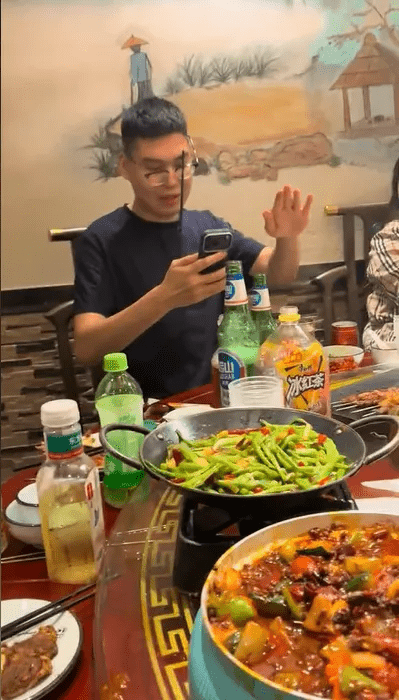 女食客亂掟筷子,反彈直插對座男眼鏡,鏡片戳穿奇蹟毫髮無損。 女食客亂掟筷子,反彈直插對座男眼鏡,鏡片戳穿奇蹟毫髮無損。