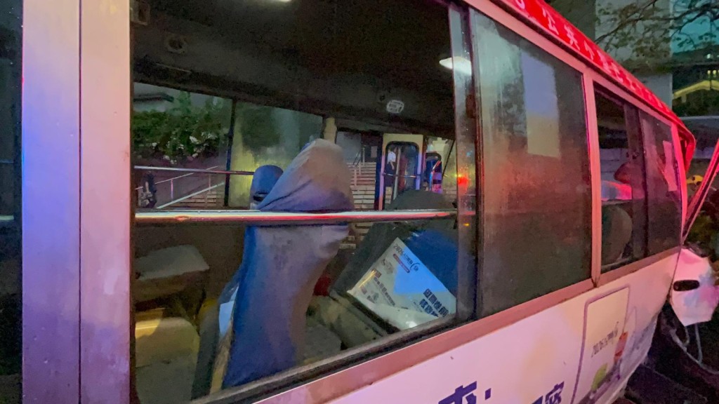 小巴車內一片狼藉。