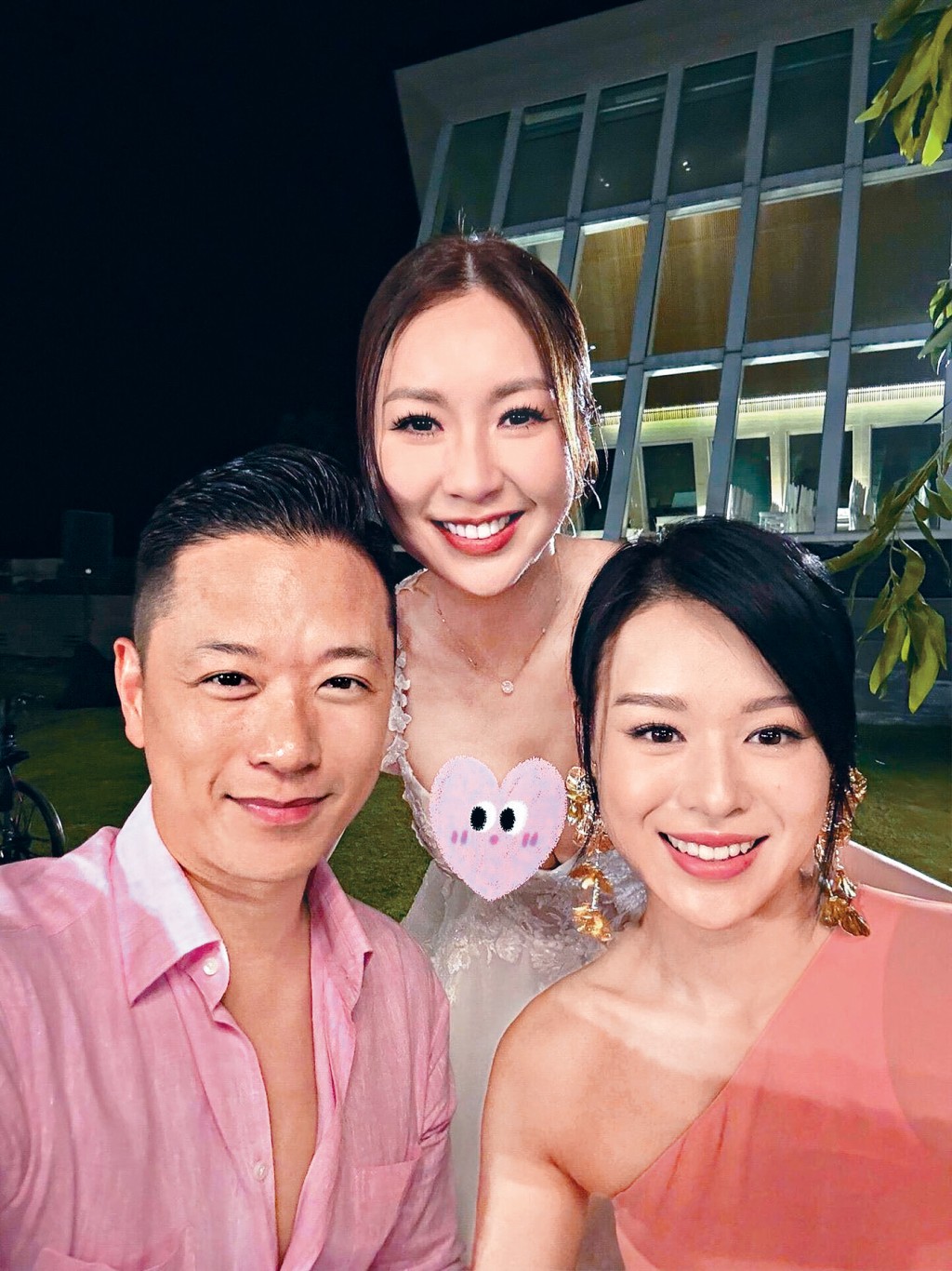 胡杏兒（右）同老公李乘德拍拖到峇里島出席莊思敏（中）婚禮，之後被指是「叛變」。