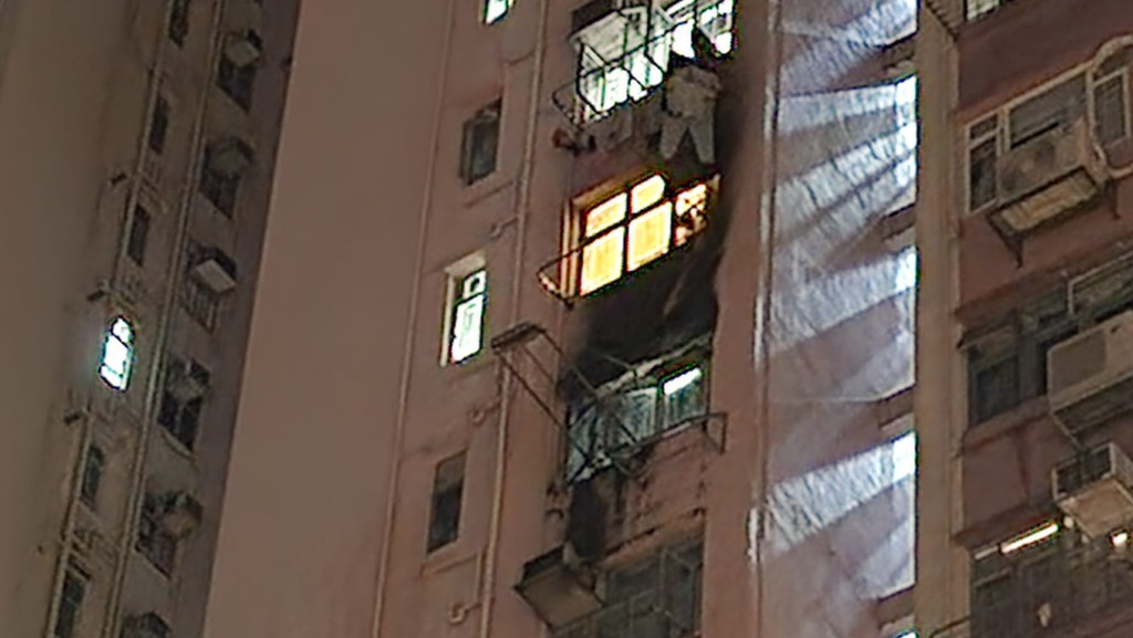 起火單位位於七樓（亮燈單位樓下），冷氣機位置明顯被燒黑。黎志偉攝
