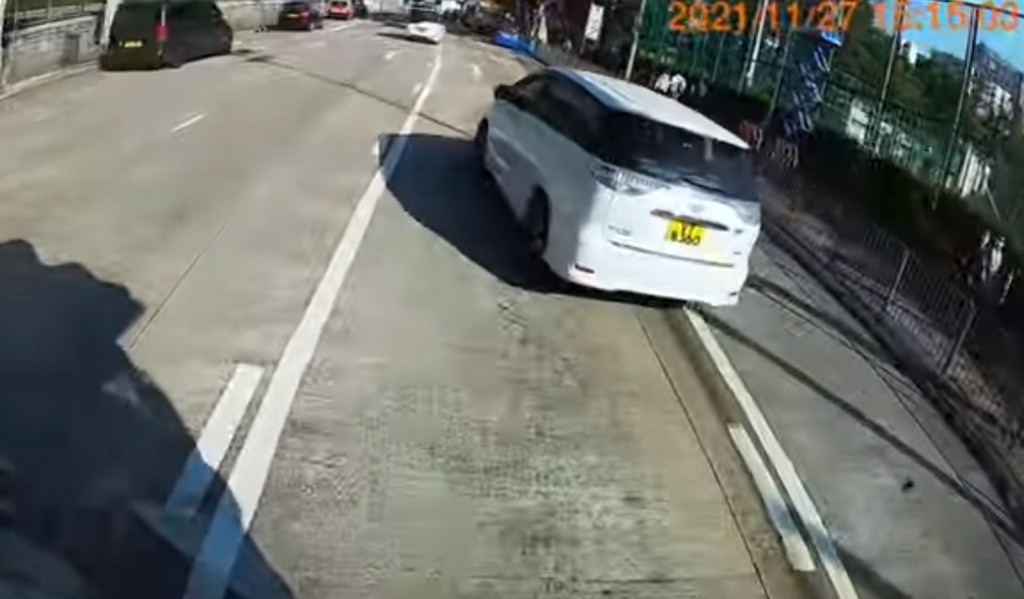 白色七人車當日連環亂cut多條行車線。