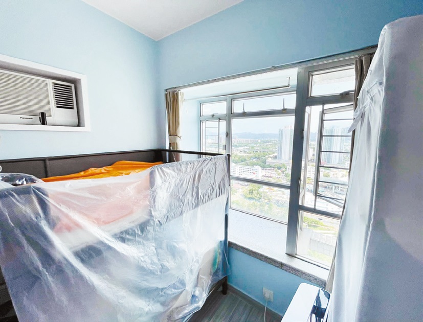 图中睡房间隔四正，墙面髹上湖水蓝色，设计清新。