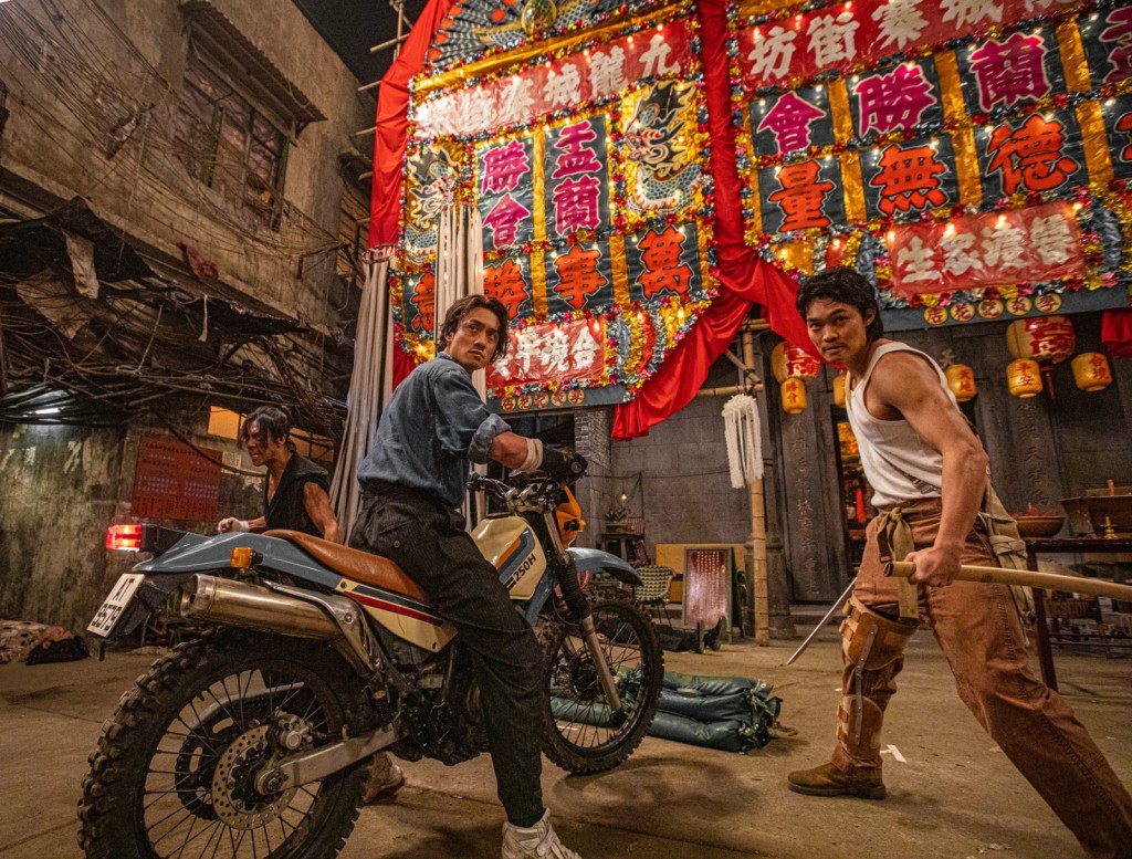 首次拍动作戏的刘俊谦骑飞电单车、胡子彤则利落挥武士刀。