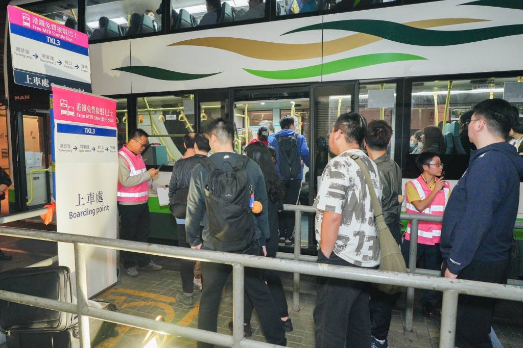 「受影響乘客」在職員的指引下有序地排隊，以及在調景嶺站公共運輸交匯處和翠嶺路的免費接駁巴士站上車。