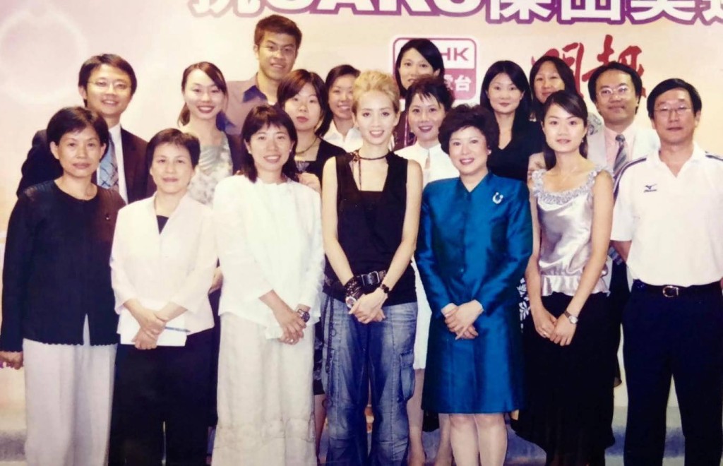方健儀（前排右二）昨日晒出與梅艷芳的合照，被網民指她當年很瘦。