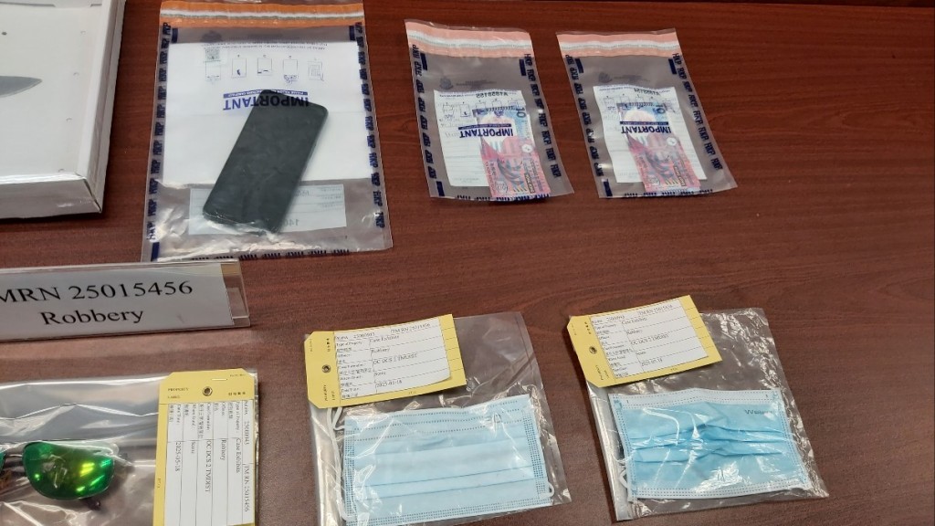 警方展示證物。 警方展示證物。