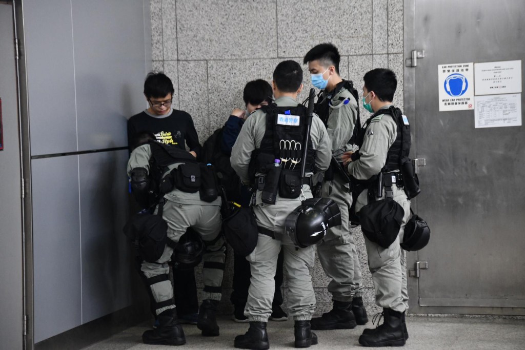 入境大樓防暴警察截查可疑人士。