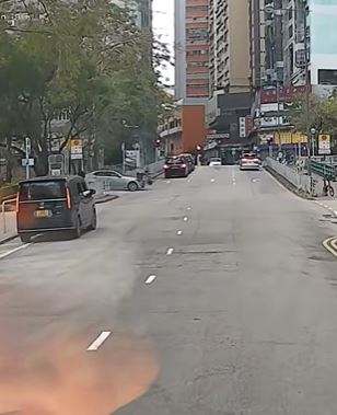 私家車與單車相撞。fb車cam L（香港群組）Lisa Wong影片截圖